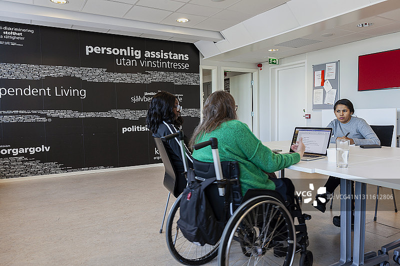 在办公室开会的残疾妇女图片素材