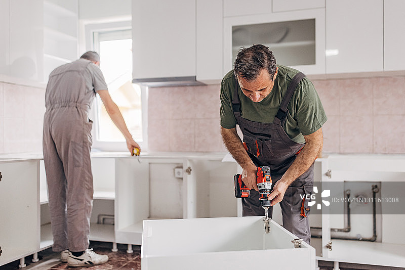 新公寓家具安装图片素材