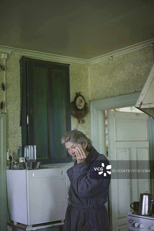 身穿睡袍的老年妇女图片素材