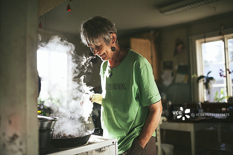 微笑女人在厨房准备食物图片素材