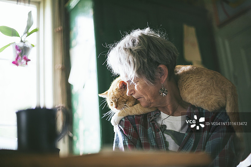 用肩膀扛着汽车的老年妇女图片素材