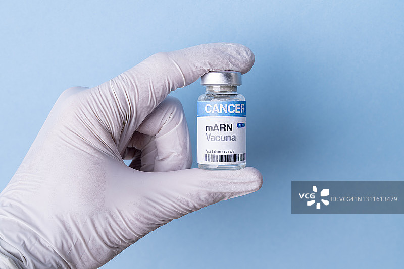 用于癌症免疫疗法的mRNA疫苗瓶（蓝色背景，西班牙语标签文本）图片素材