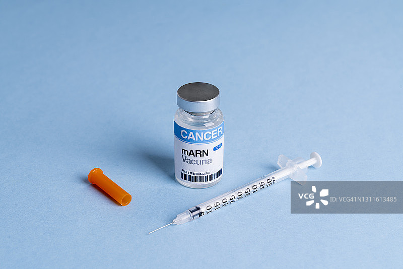 用于癌症免疫疗法的mRNA疫苗瓶（蓝色背景，西班牙语标签文本）图片素材