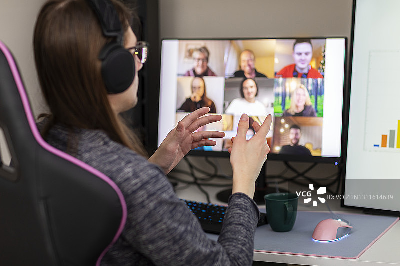 男子在家参加视频会议图片素材
