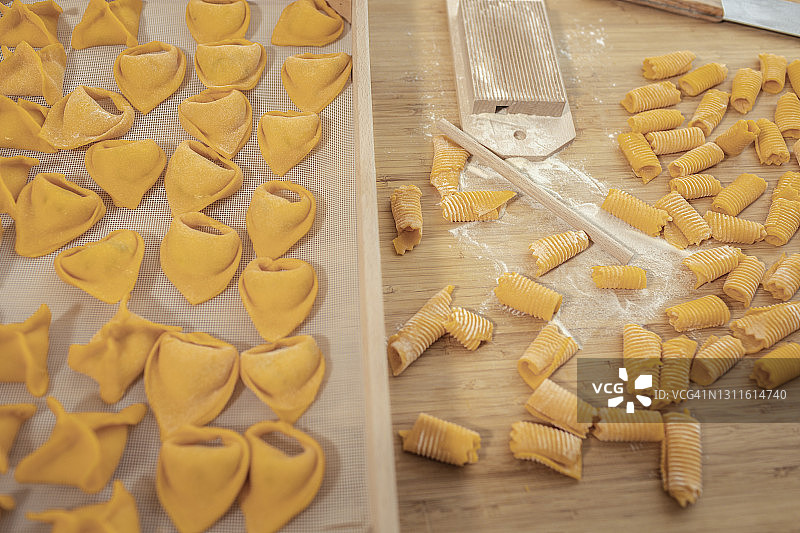 木板上的自制意式饺子和面疙瘩图片素材