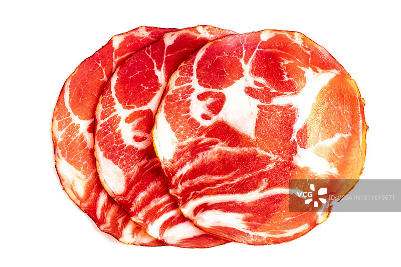 白色背景上的烟熏猪颈肉切片图片素材