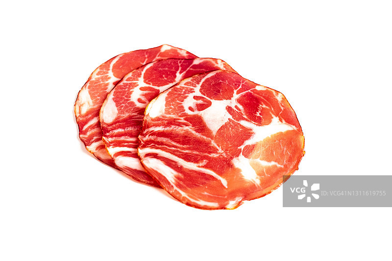 白色背景上的烟熏猪颈肉切片图片素材