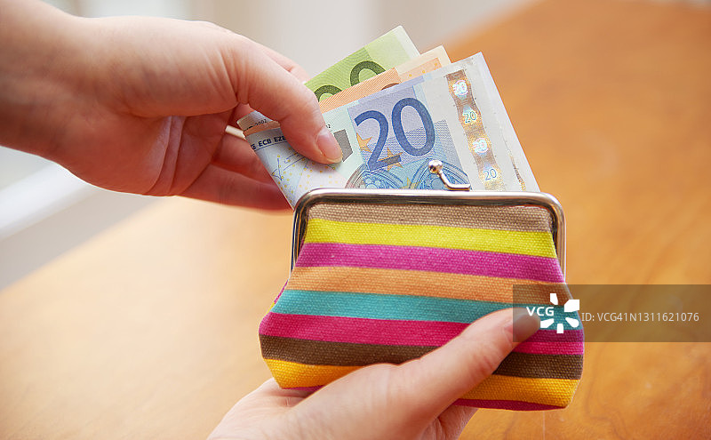 装满欧元的钱包图片素材