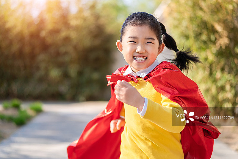 奔跑中的超级女侠图片素材
