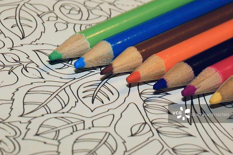 着色本上的彩色铅笔图片素材