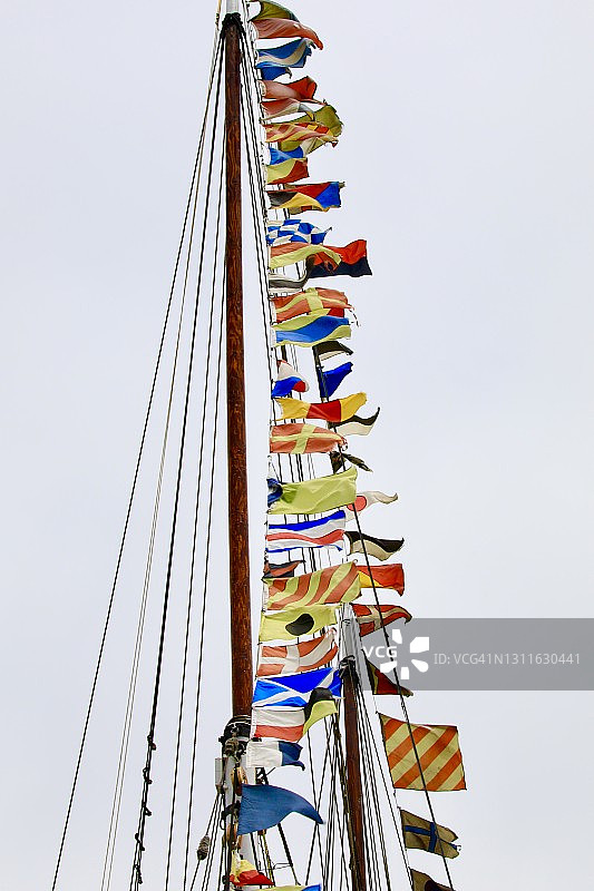 船桅上用于展示的信号旗图片素材