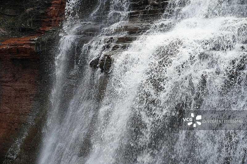 从悬崖上落下的水图片素材