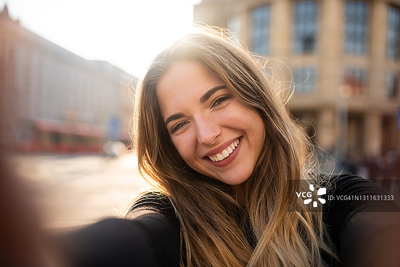 在镜头前调整姿势的模特图片素材