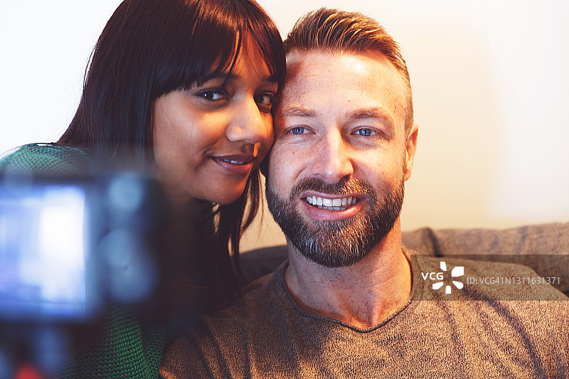 情侣录制社交媒体视频博客图片素材