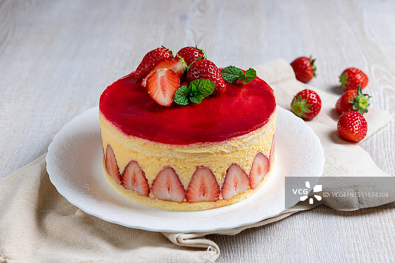 草莓蛋糕，法式草莓蛋糕（白色木质背景）图片素材