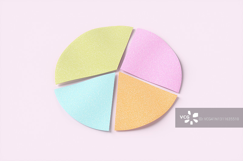 粉色背景上的纸质饼图，3D渲染图图片素材