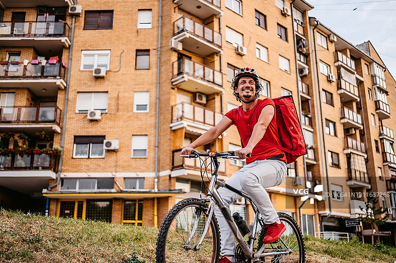 骑自行车的送货员图片素材