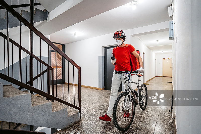 快递员用智能手机核对正确地址图片素材