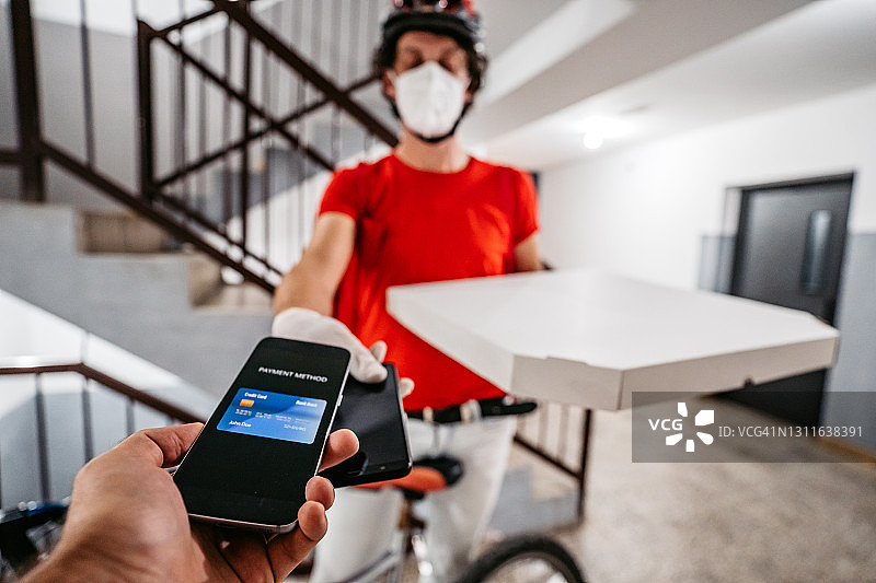 向披萨外卖员进行非接触式支付图片素材