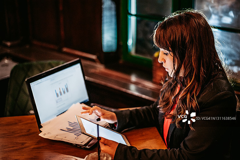 使用平板电脑的女商人图片素材