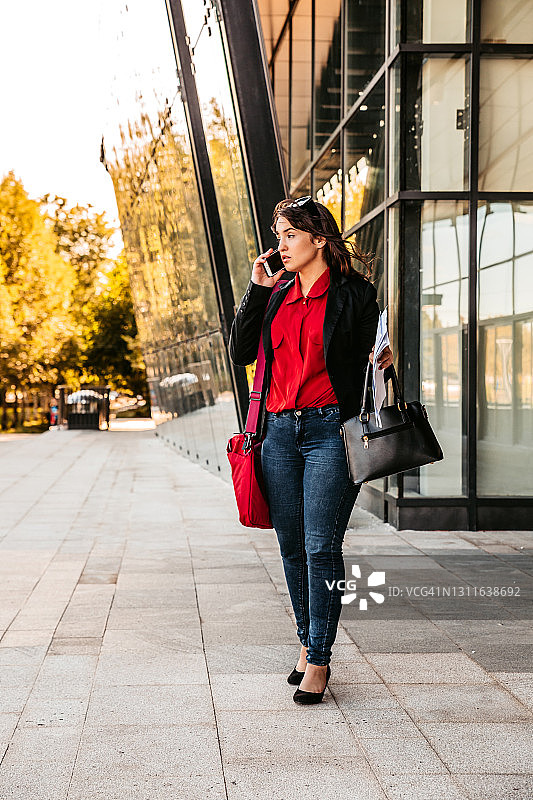 正在通话的女商人图片素材