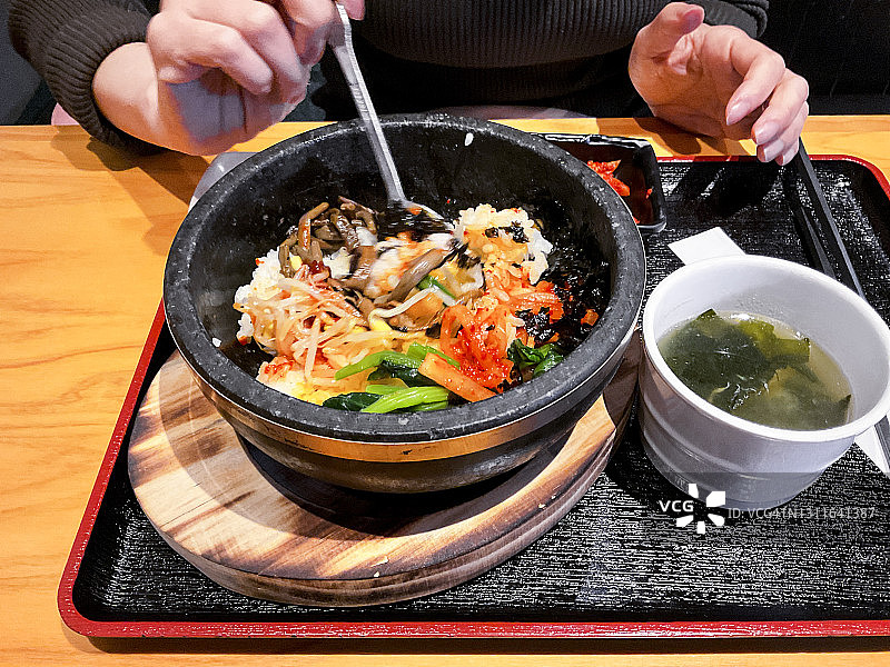 石锅拌饭搅拌中图片素材