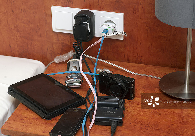 电子设备充电：相机电池、平板电脑、手机、剃须刀、数码相机 - 德国慕尼黑，2020年图片素材