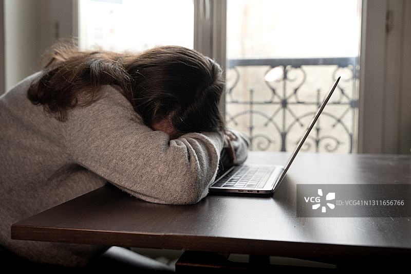 在家工作的睡觉的女人图片素材