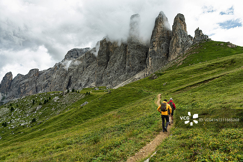 父子在多洛米蒂山脉徒步旅行：户外探险图片素材