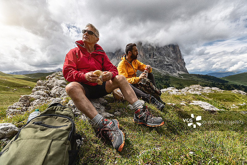 父子在多洛米蒂山脉徒步旅行：户外探险图片素材