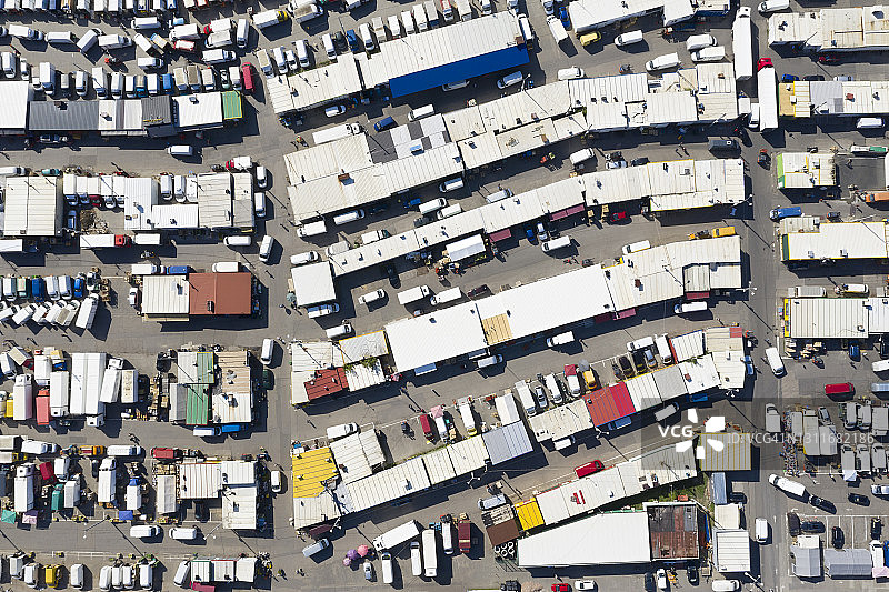 熙熙攘攘的农贸市场鸟瞰图图片素材