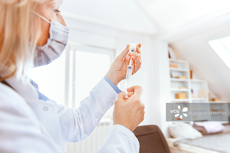 女医生准备给病人接种的疫苗图片素材