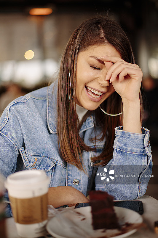 咖啡与巧克力蛋糕图片素材