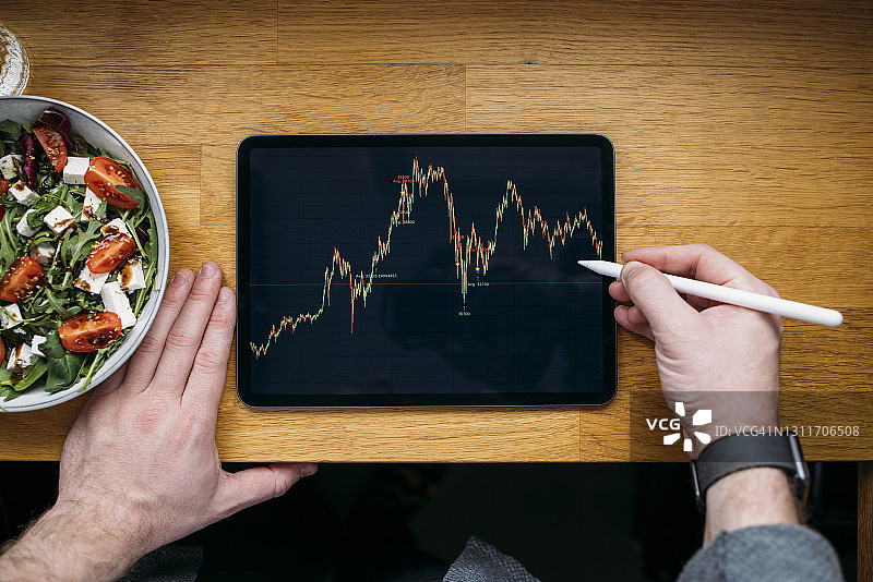 工作午休：男人使用平板电脑图片素材