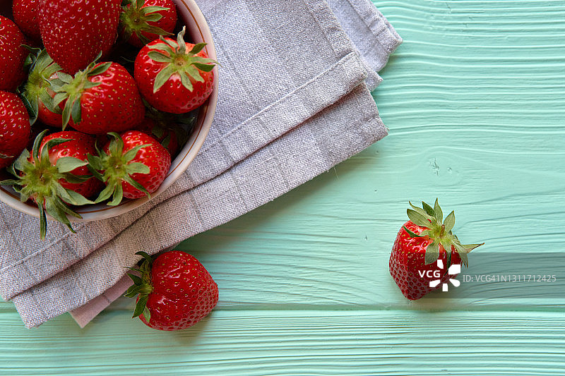木桌上的新鲜野生草莓图片素材