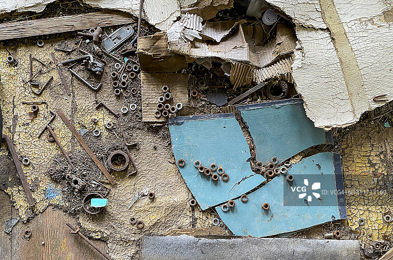 散落在风化油毡上的备用零件图片素材