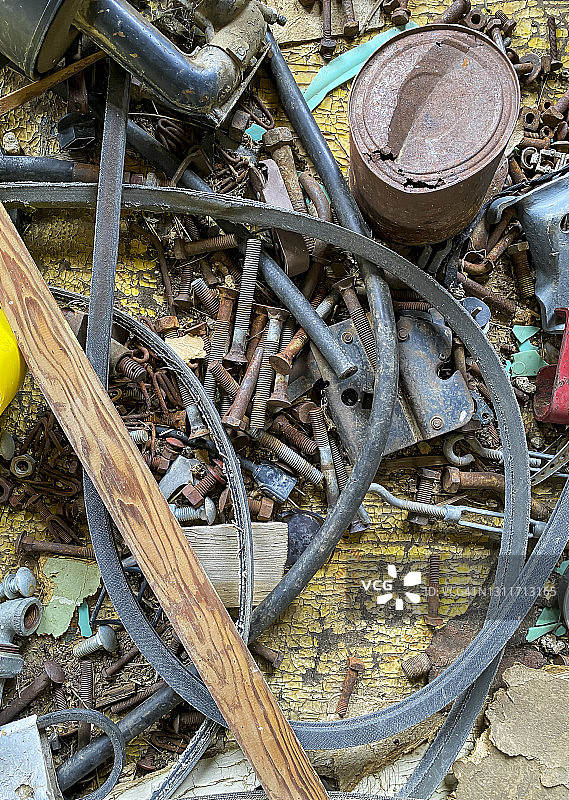 散落在风化油毡上的备用零件图片素材