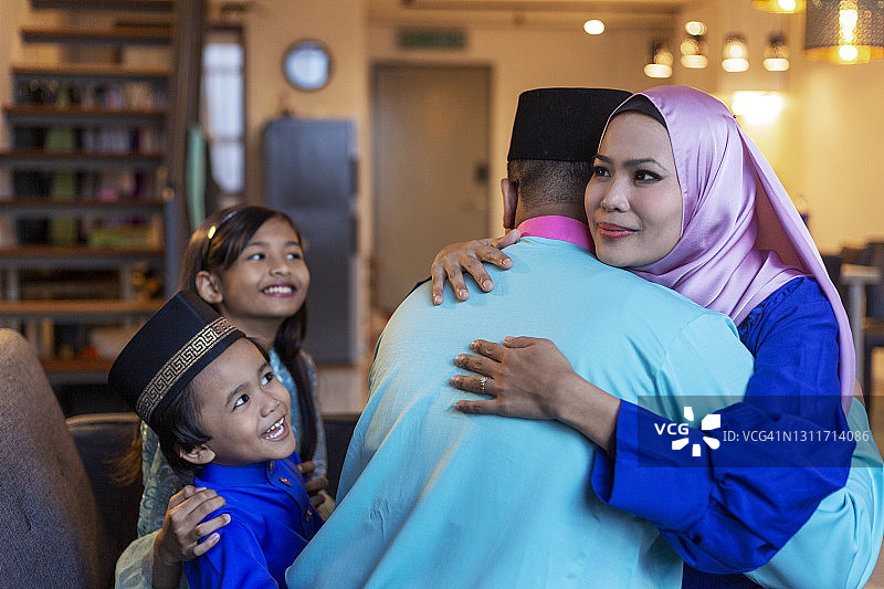 幸福的一家在家庆祝开斋节图片素材