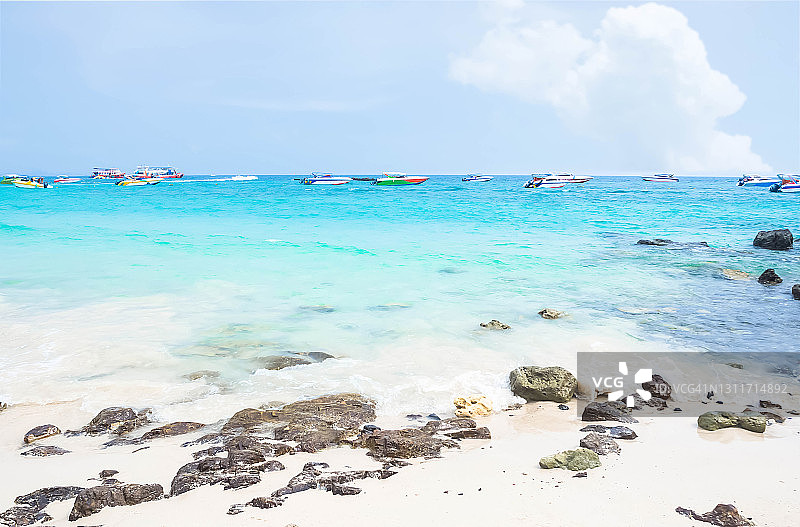 蓝色大海与石头，泰国兰岛夏季旅行图片素材