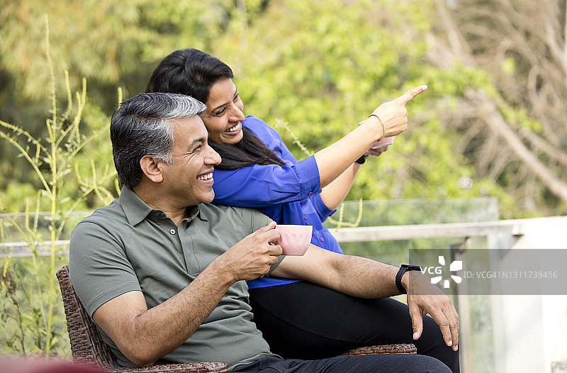 喝咖啡欣赏风景的夫妇图片素材