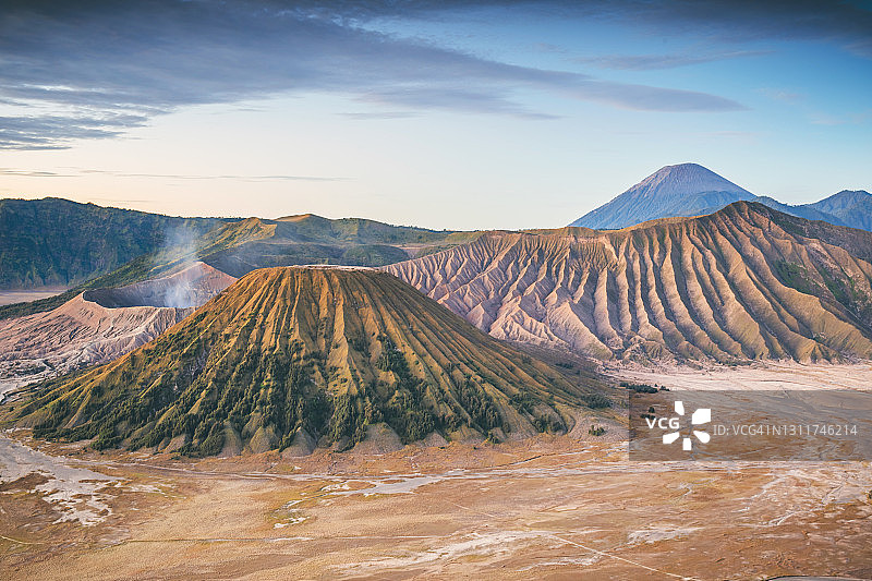 印度尼西亚爪哇岛布罗莫火山脚下的清晨图片素材