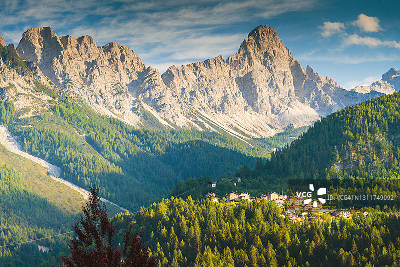 多洛米蒂山脉的清晨风光：圣马达莱纳山村图片素材