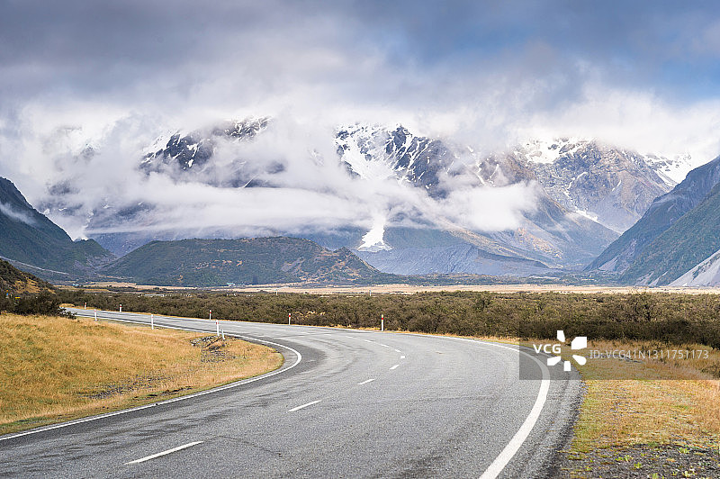 清晨库克山雪山乡村公路风景图片素材