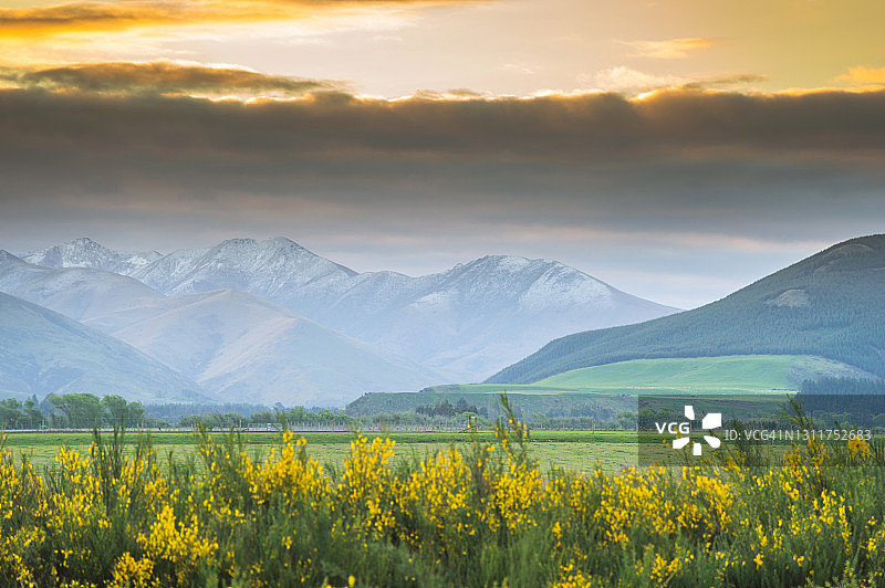 新西兰南岛波凯塔恩附近的塔拉纳基山的日出时间。自然环境背景图片素材