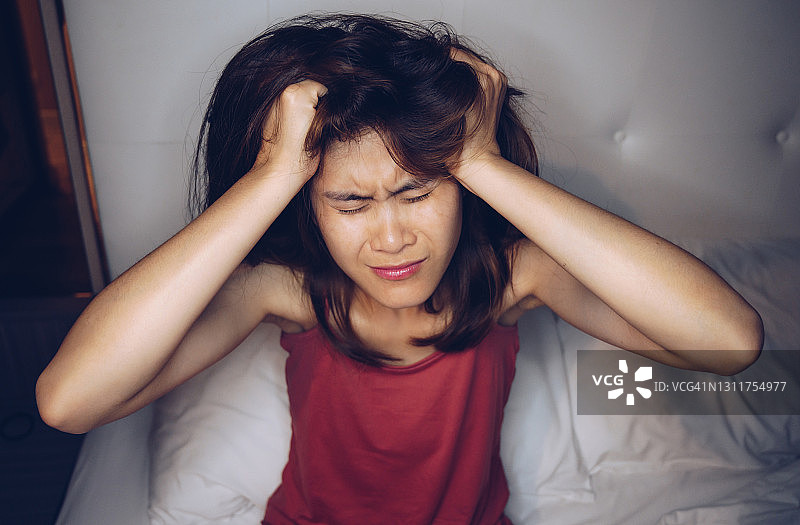 亚洲女性头痛压力大夜晚肖像图片素材