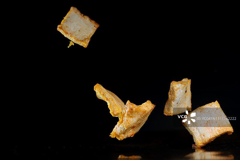 高速摄影的红辣椒炸豆腐图片素材