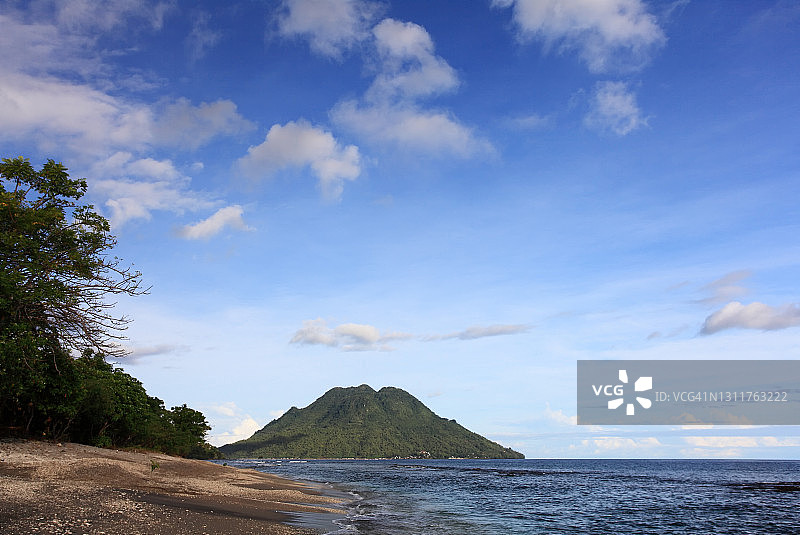 特尔纳特岛蓝色天空海滩（北马鲁古省）图片素材