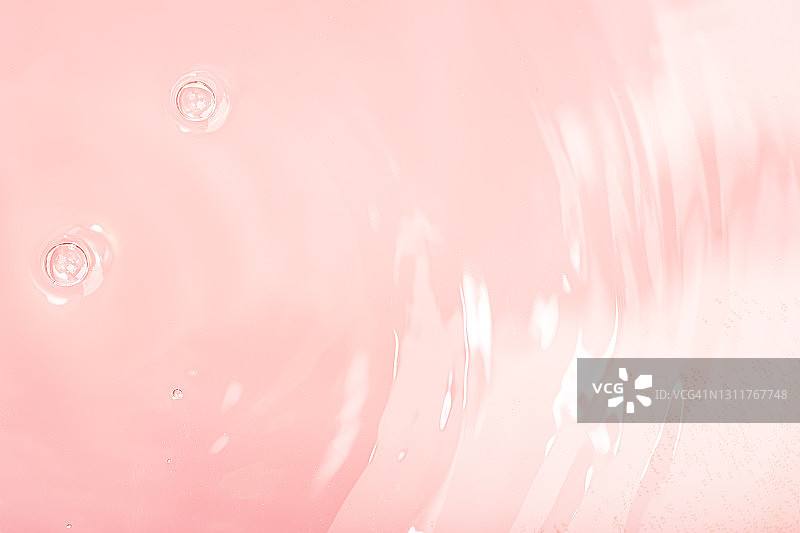 含保湿洁面化妆凝胶、纯净水或面部精华、精油的抽象背景，含氧气气泡和波浪图片素材