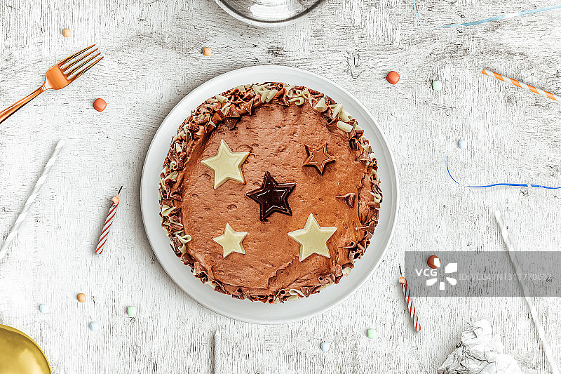 俯视：带有蜡烛、蛋糕和五彩纸屑的生日派对桌面图片素材