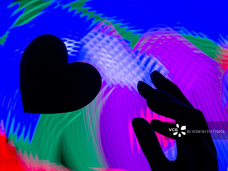 用手抓住飞舞的心形图片素材